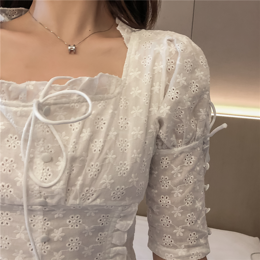 VK旗艦店 韓系修身單排釦鏤空花邊系帶白短袖洋裝