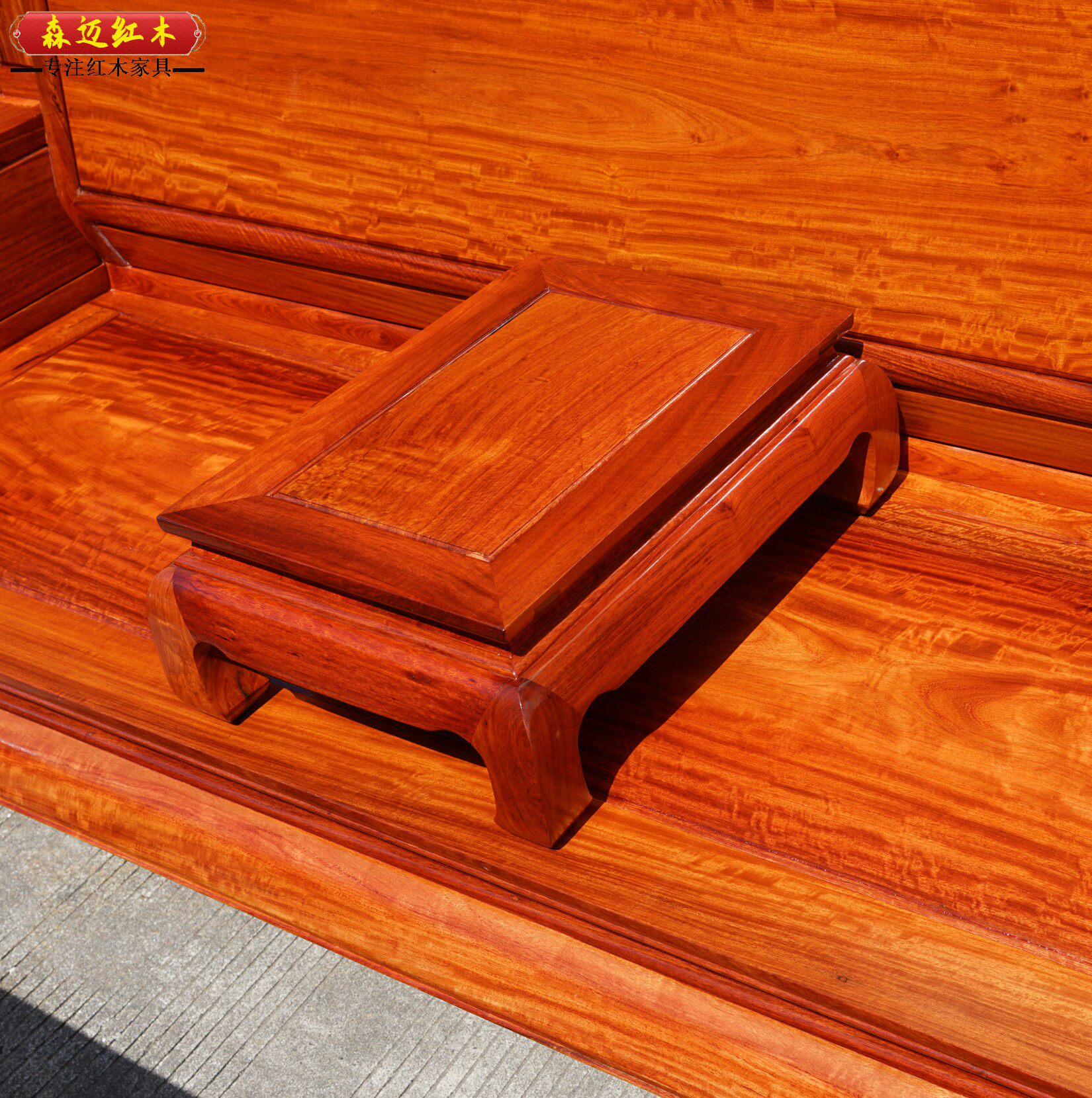 Махогани диван None