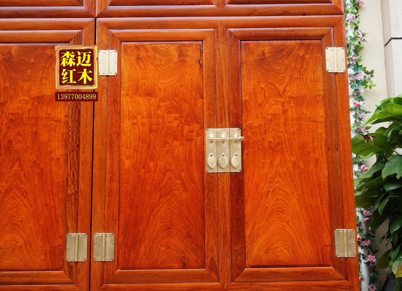 大果紫檀衣柜:缅甸花梨的优雅家居艺术