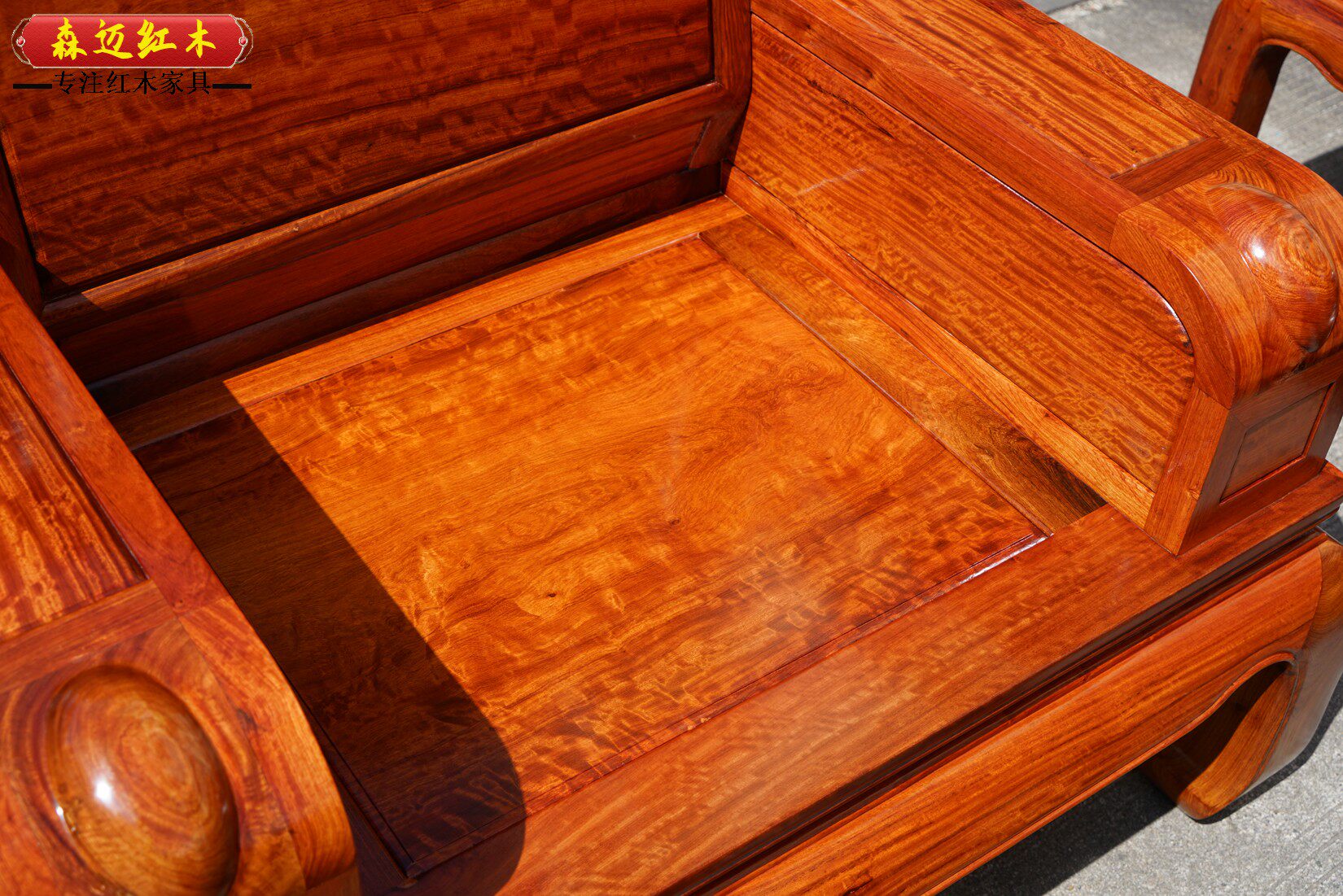 Махогани диван None