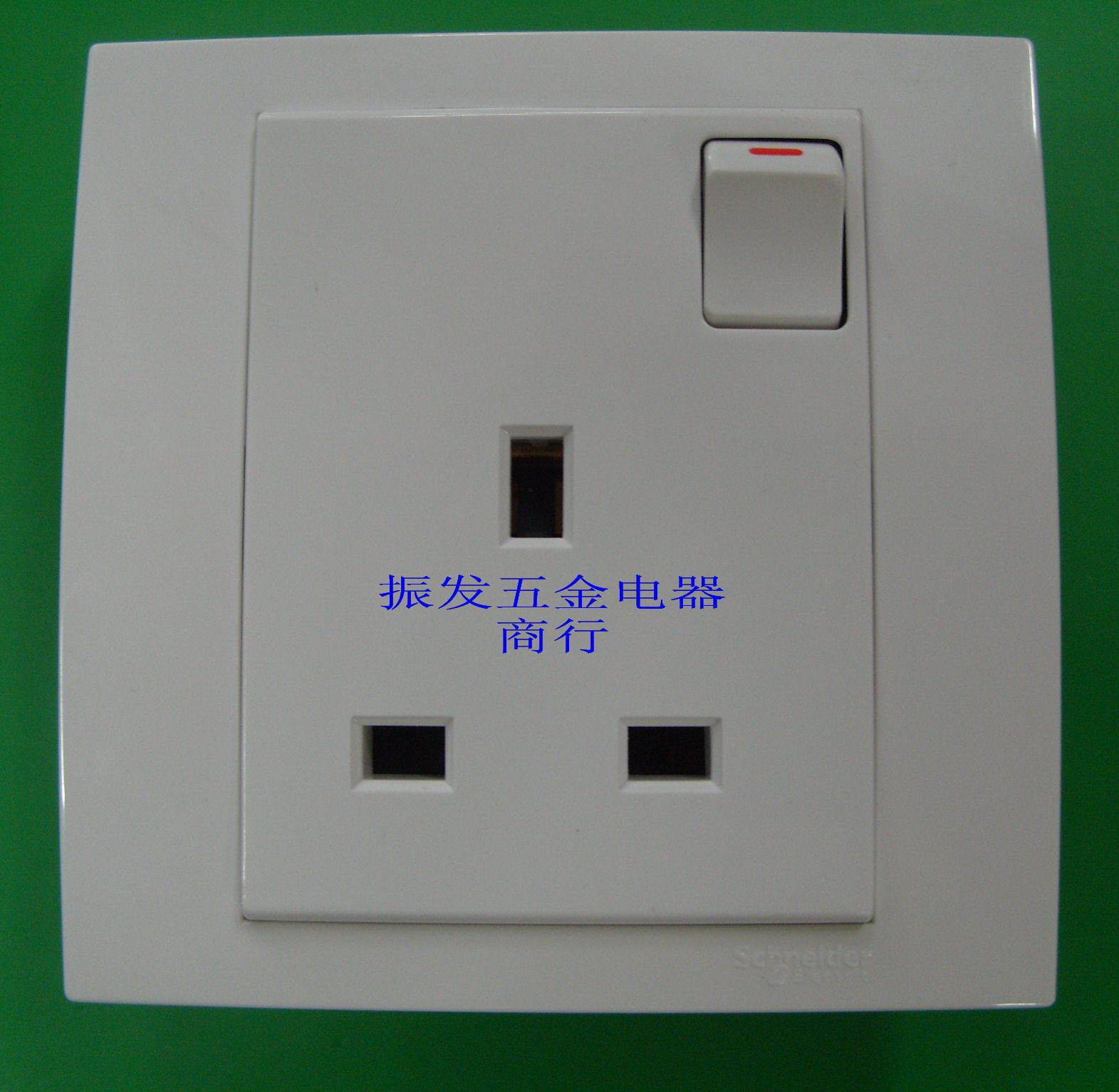 Schneider British Gauge 13A With Switch Socket