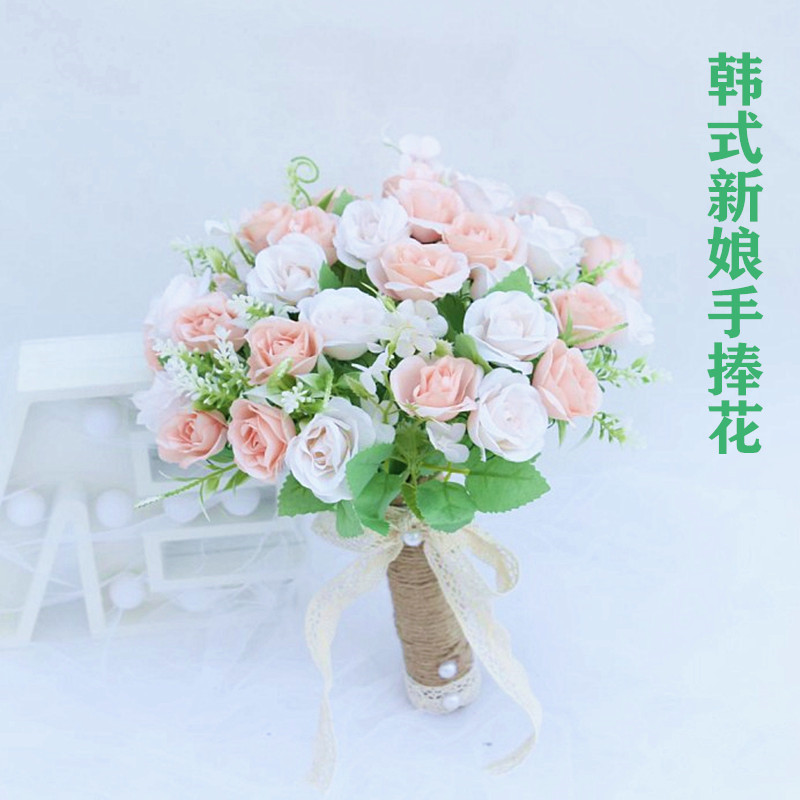 The emulation hand touts the new bride's hand touted with a small frescoed exterior view little Zou Ju-han style wedding flower ball