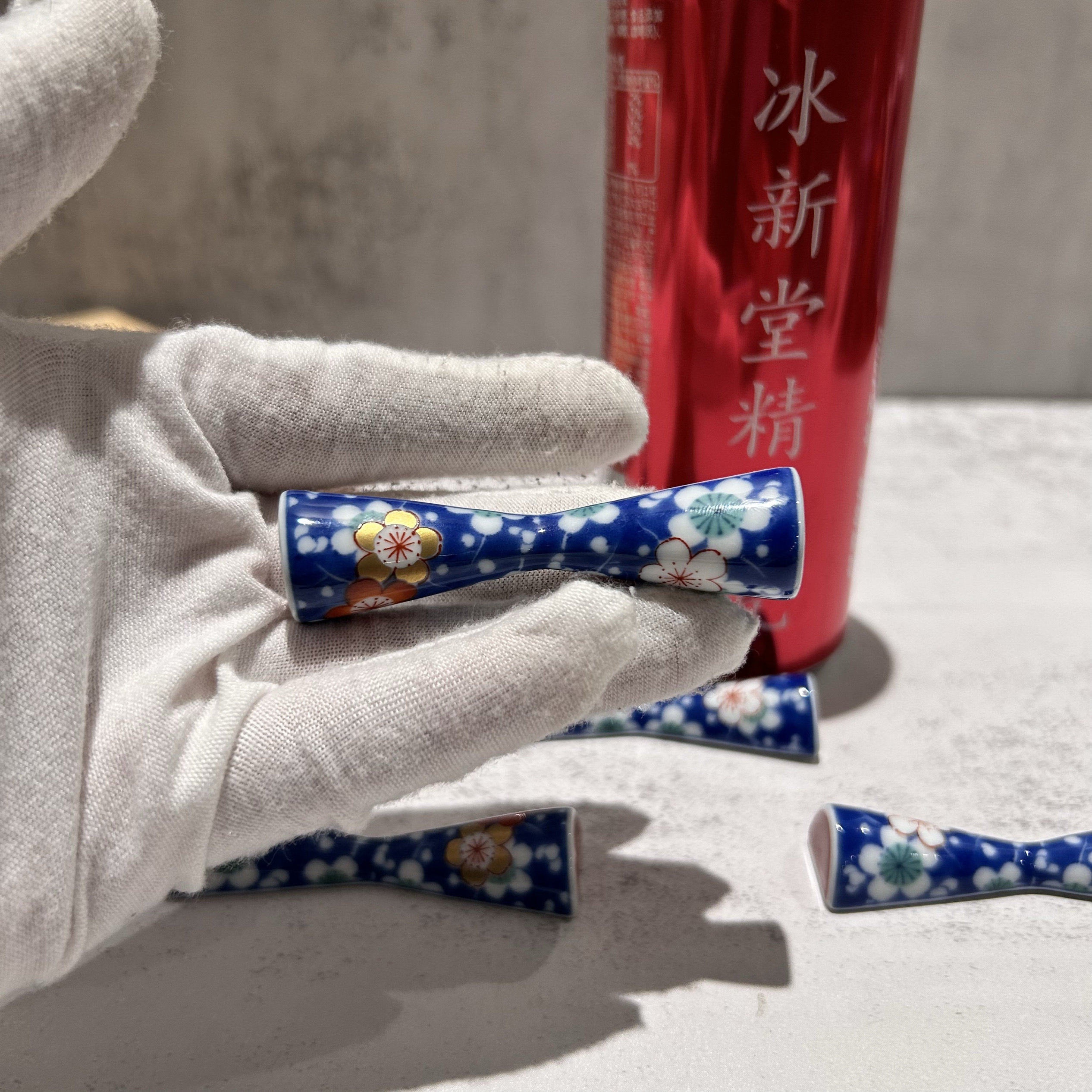 чашка 日本香兰社经典高端稀有青花赤绘描金梅花筷托筷置 长度7cm