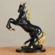 Черная знаменитость черная золотая лошадь достигла успеха