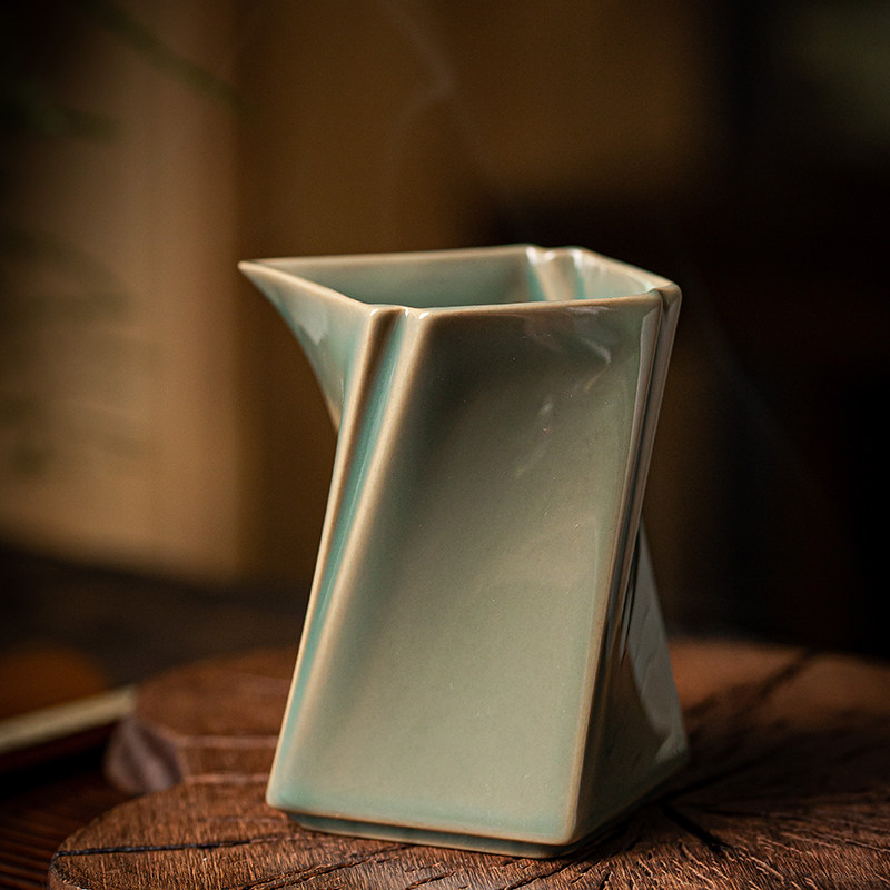 Retro Longquan Yuenyu Ceramic Tea Sea Ceramic Kungfu Tea Toy Household Equitable Cup Creative Hand-Divided Tea