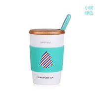 Маленькое дерево зеленое