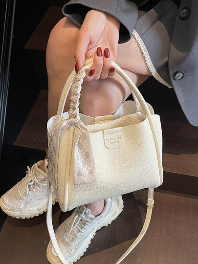 This Year's Popular Hand-Held Bucket Bag for Women 2025 New Fashion Simple Shoulder Small Tote Bag Versatile Crossbody Bag for Commuting