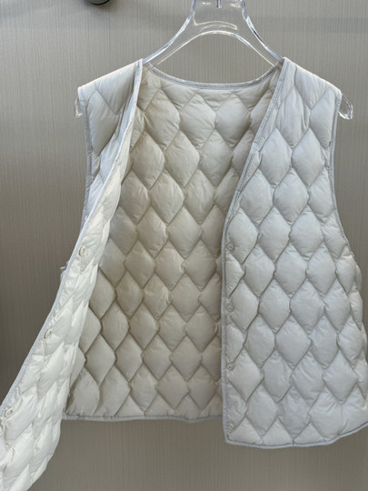 New V-neck down vest for women, short, lightweight vest, large size liner, waistcoat, base coat, inner jacket to keep warm in winter