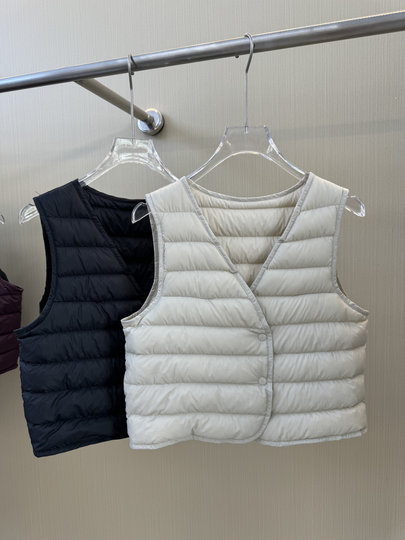 High-Quality 90% down Lightweight V-Neck down Vest for Women, 2025 Autumn and Winter New Style, Warm Vest for Layering under Coats