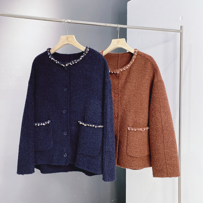 Round Neck 10% Alpaca 72% Wool Handmade Rhinestone Patch Casual Commuter Oversized Chanel-Style Jacket Hy Length 64 Round Neck 10% Alpaca 72% Wool Handmade Rhinestone Patch Casual Commuter Oversized Chanel-Style Jacket Hy Length 64