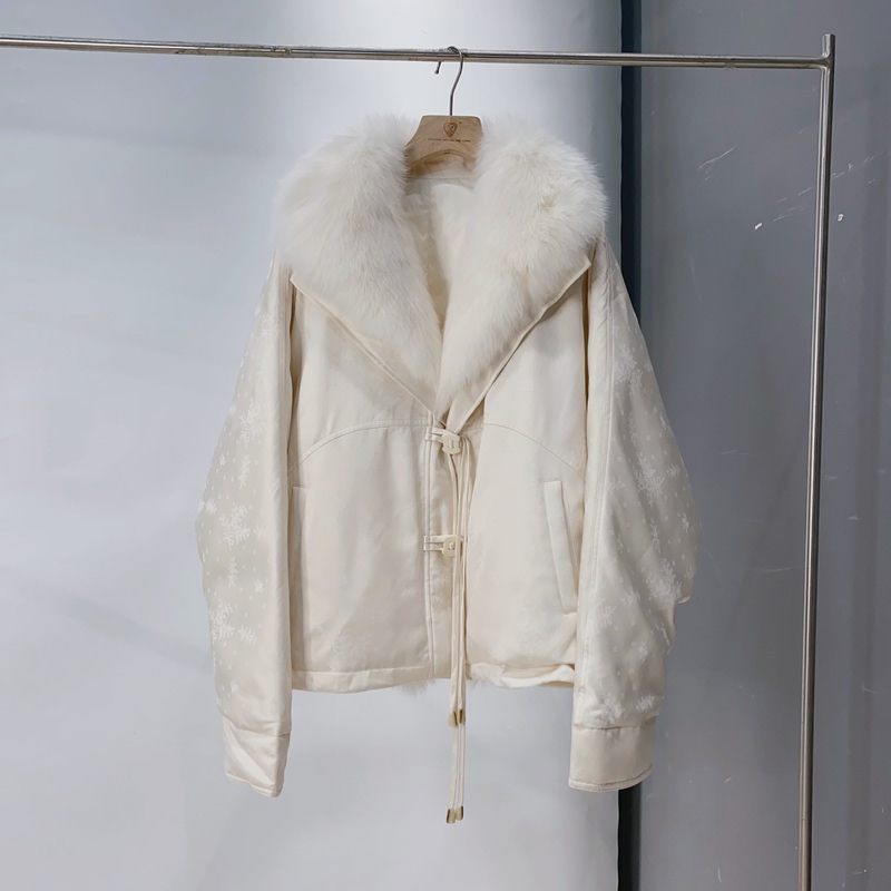 4.5 Mulberry Silk Off-White Jacquard Satin Fox Fur Collar 90% White Goose down Jacket with Tassels 9118 Length 62 4.5 Mulberry Silk Off-White Jacquard Satin Fox Fur Collar 90% White Goose down Jacket with Tassels 9118 Length 62