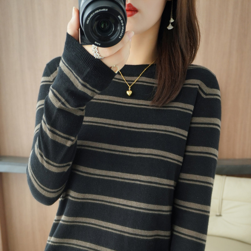 Thin striped worsted wool sweater women's spring 2022 new round neck age-reducing pullover sweater knitted bottoming shirt