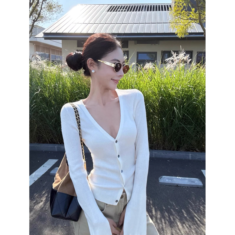 Elegant Slim-Fit V-Neck Long-Sleeve Knit Base Shirt for Women, Autumn and Winter Design, Low-Neck Cardigan Top, Can Be Worn as an Inner Layer or Outerwear