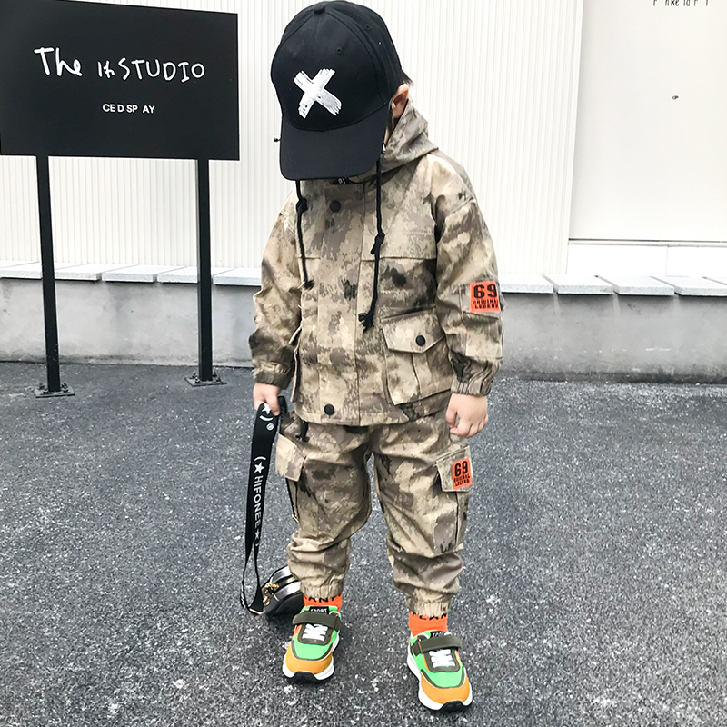 Boys' autumn camouflage sports suit 2022 children's new autumn boy's tooling and eating chicken two-piece children's clothing trend