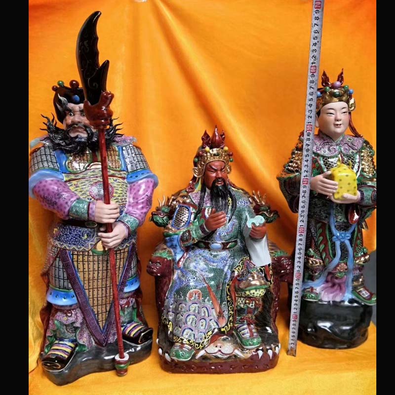 Zhou cang even close to the duke guan three stereo furnishing articles in the three Kingdoms hero characters taoyuan three sworn porcelain during the spring and autumn night