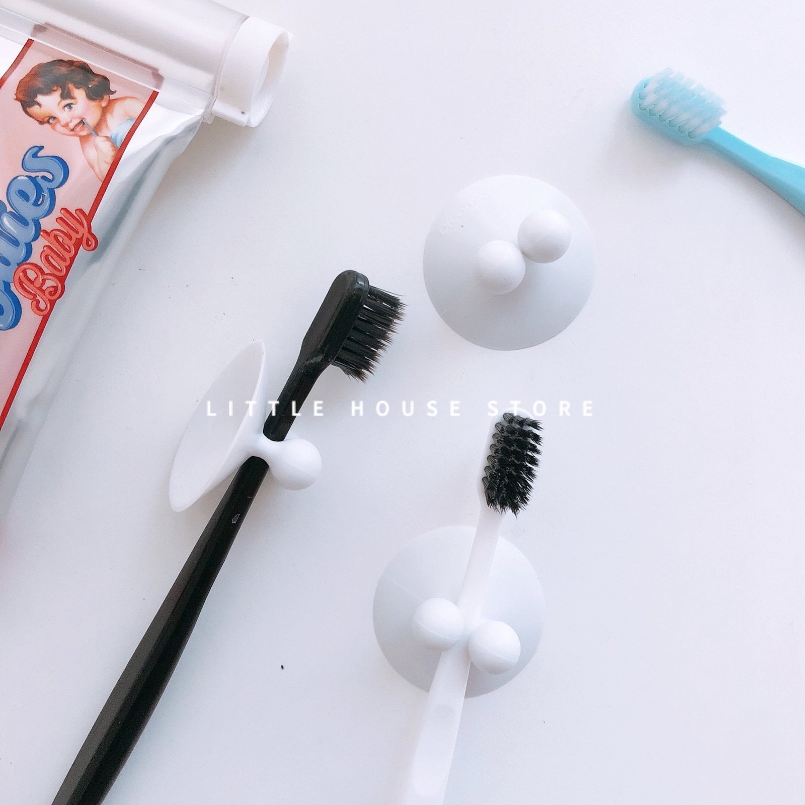 Little-House of the House of the Litter) Suction Wall-Squeeze Toothpaste TOOTHBRUSH RACK SHAVE TOOL HOLDER Versatile Containing hanging