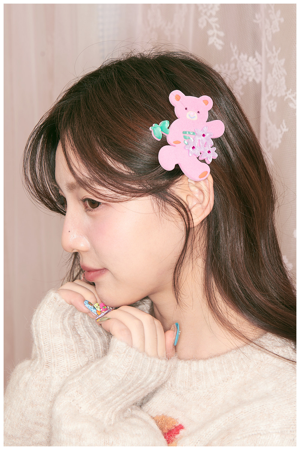 バイカラーのクマが花束を抱えるフロッキー加工とアクリルのヘア