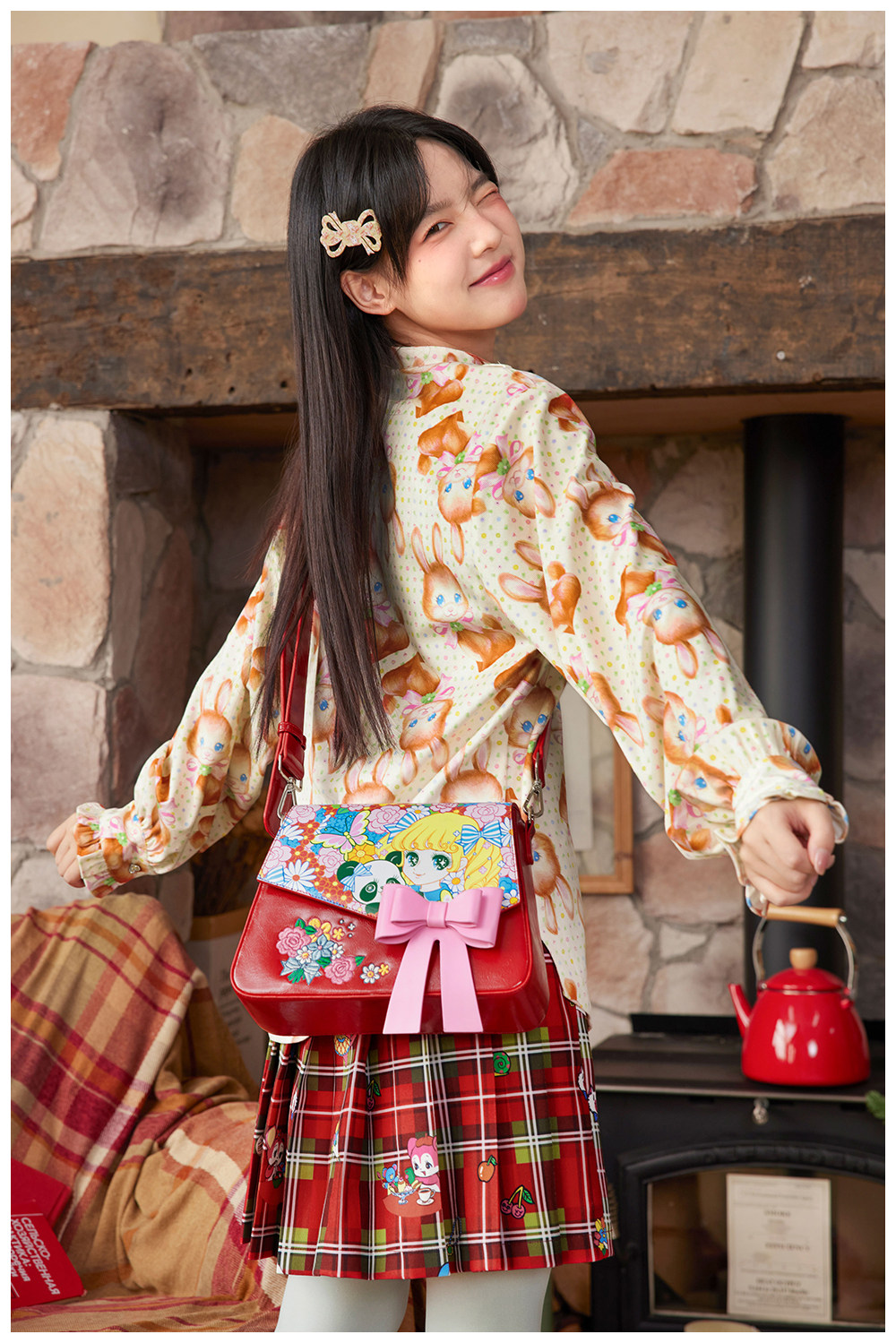 昭和レトロな美少女 刺繍花柄 レッド エンベロープ型 ショルダーバッグ