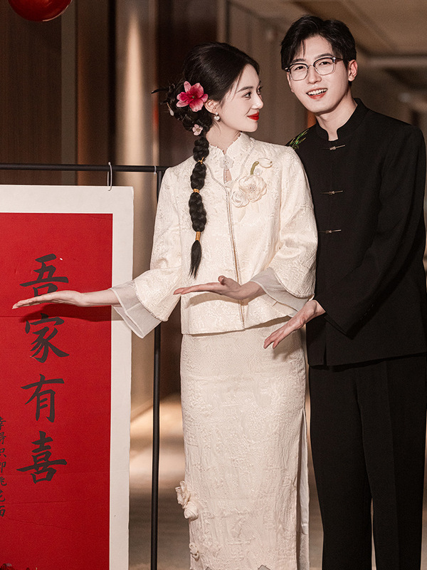 New Chinese-Style High-End Embroidered Halter-Neck Qipao, Young-Style Engagement Dress, Petite Bride's Morning Robe, Toast Dress New Chinese-Style High-End Embroidered Halter-Neck Qipao, Young-Style Engagement Dress, Petite Bride's Morning Robe, Toast Dress