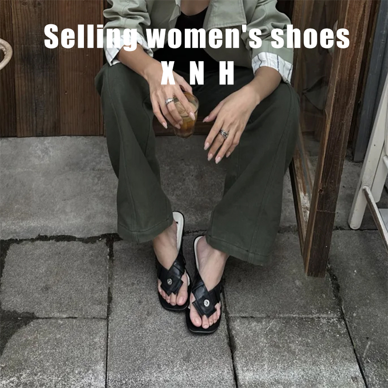 26Th Fashion Week Luojia Punk Style Cool Leather Flip-Flops for Outdoor Wear, Versatile New Button Patchwork Slippers 26Th Fashion Week Luojia Punk Style Cool Leather Flip-Flops for Outdoor Wear, Versatile New Button Patchwork Slippers