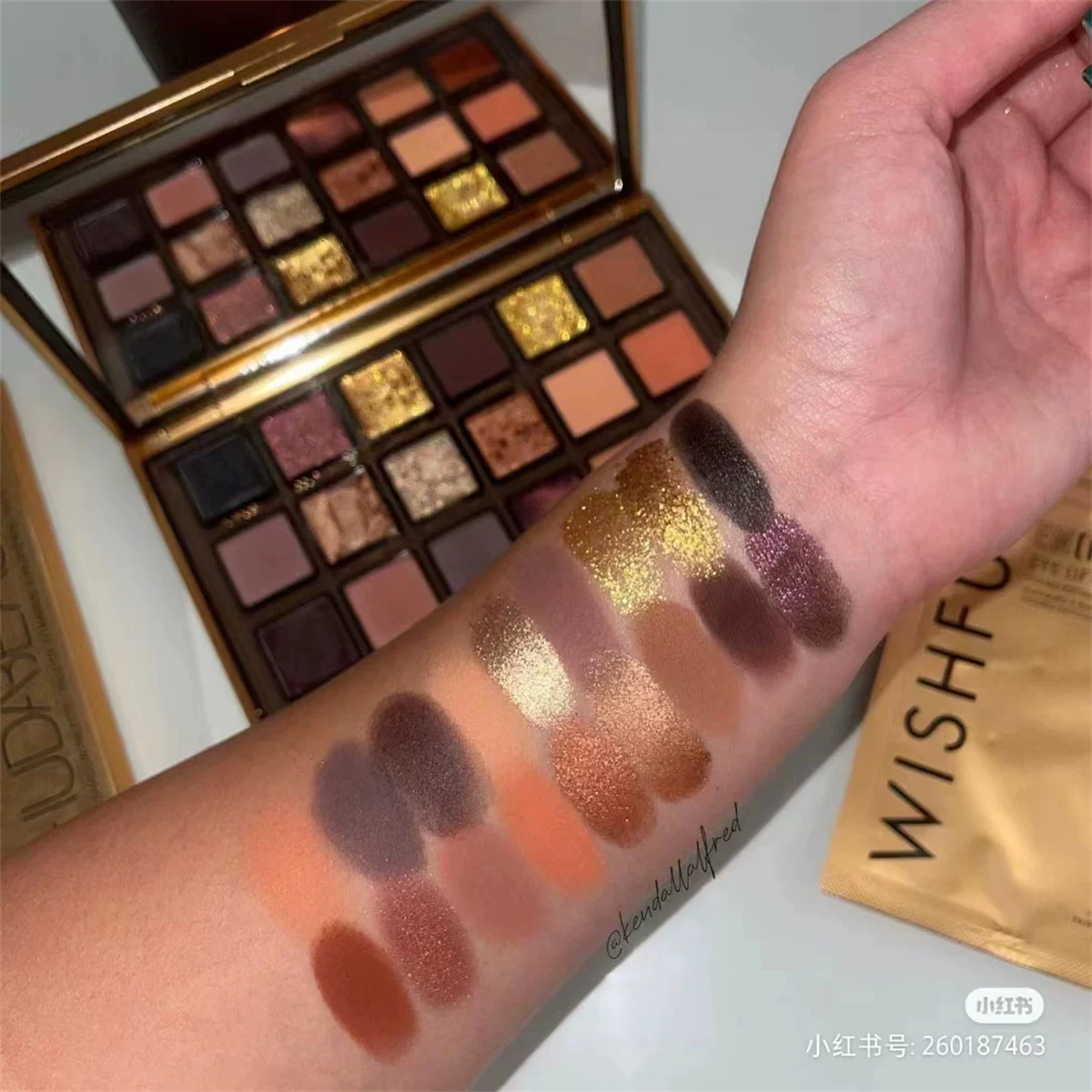Палетка Lucky Gold Huda beauty 2022 Christmas новая 18-цветная палетка теней ED POWER