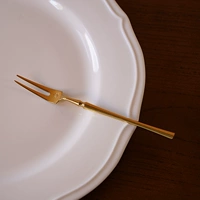 Золотая вилка для фруктов