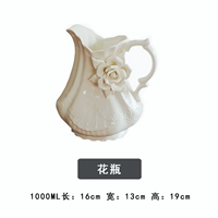 Рука сжимает цветы в вазе с розами