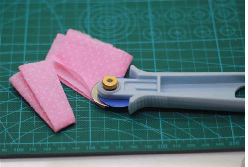 Hướng dẫn sử dụng Xin Khánh DIY hai mặt thớt công cụ cắt thủ công A3 A4 pad SKC vải dao dao tròn dao dao tròn - Công cụ & vật liệu may DIY phấn may