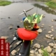 Серая красная утка завязала камуфляж альпинизма