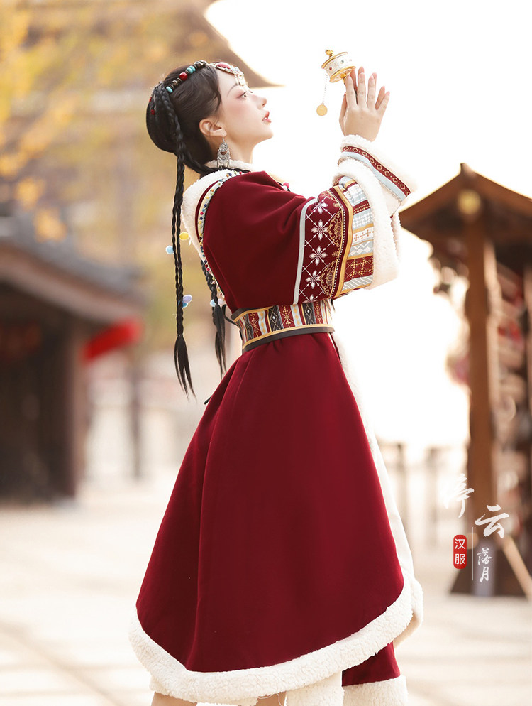 Китайцы одежда наборы 原创藏枫改良汉服女中国风秋冬汉元素少女民族风加绒藏袍披风套装