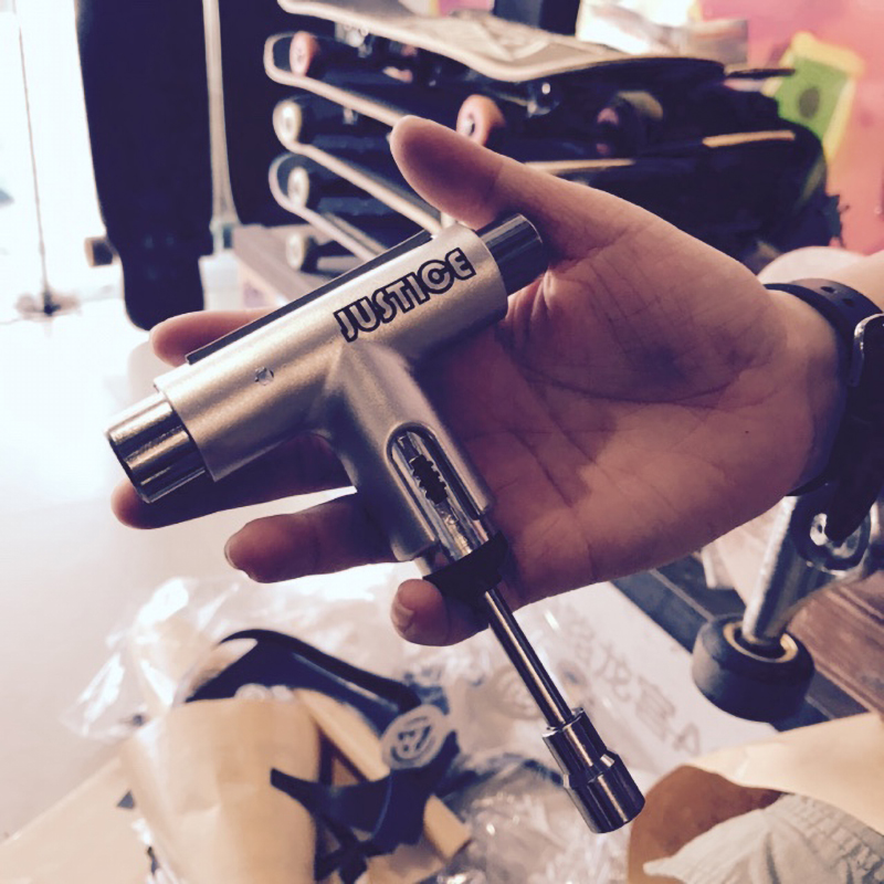 Silver Sliver semi-automatic skateboard tool Justice working with a T-wrench-removable T-tool Tool