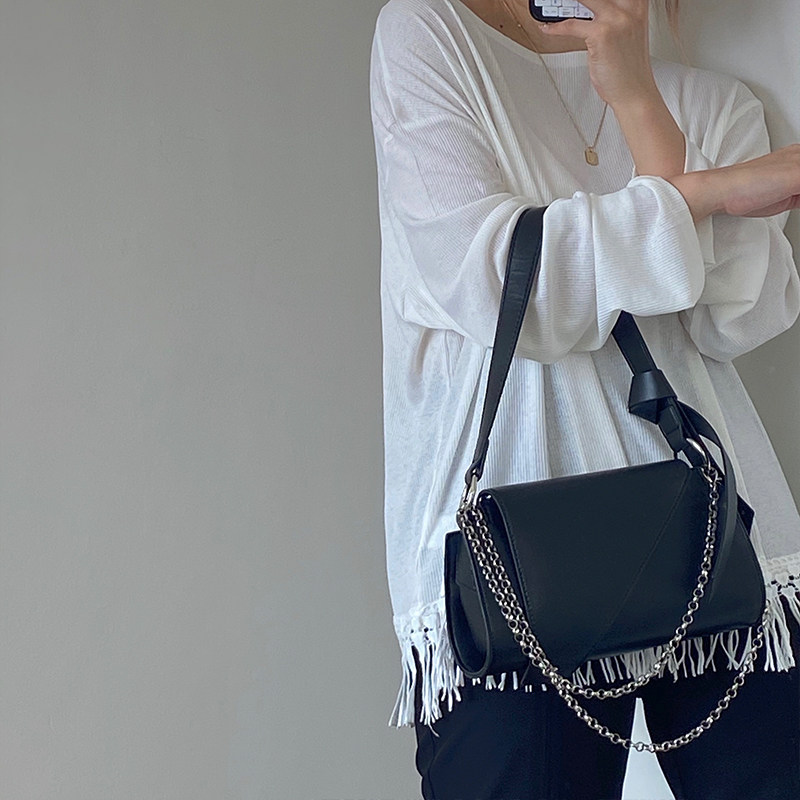 Borsa a tracolla nera con catena elegante e versatile per donna_voghion.com