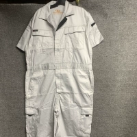 Модель с серыми белоснежными боковыми ногами с карманами