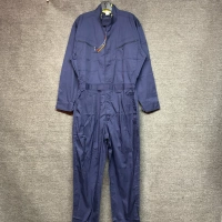 Тонкая молния на груди темно-синего цвета.