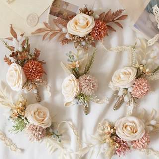 Небольшой корсаж из роз в лесном стиле цвета свежего шампанского