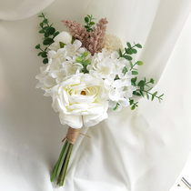 infield garden windy sweet and beautiful bride married hand holding flower emulation flower collar certificate photo props little fresh handmade flowers