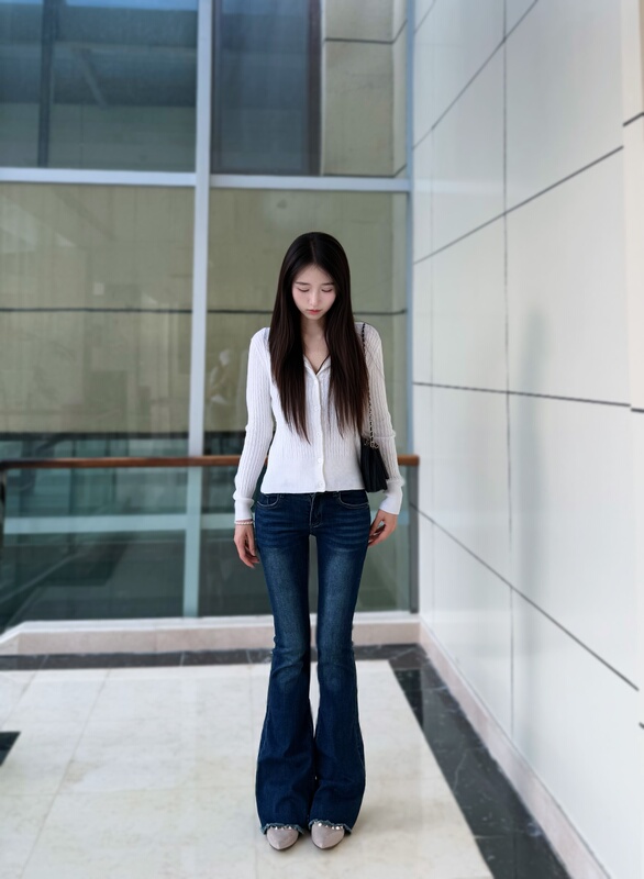 Leg-Enhancing Denim ~ 2025 Autumn Jeans, Long Legs, Low Waist, Mid-Waist, Dark Blue, Frayed Hem Jeans, Hip-Enhancing, Slightly Flared Pants