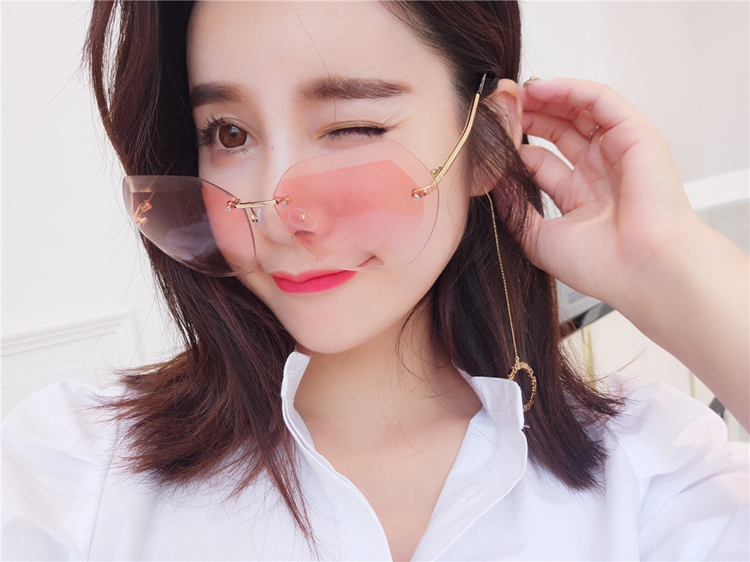 Không thường xuyên frameless pha lê lát kính mát ladies Hàn Quốc đa giác kẹo màu đại dương mảnh gradient kính mát thủy triều