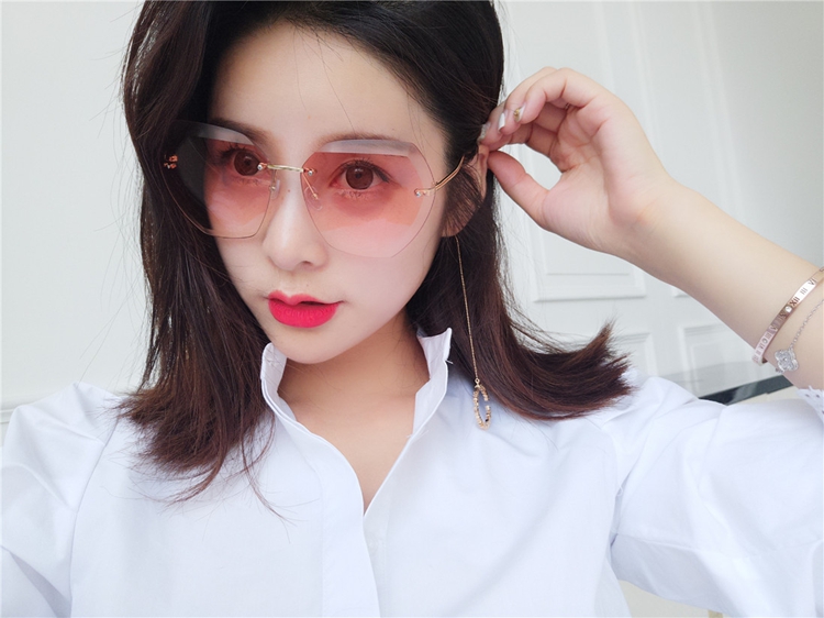 Không thường xuyên frameless pha lê lát kính mát ladies Hàn Quốc đa giác kẹo màu đại dương mảnh gradient kính mát thủy triều