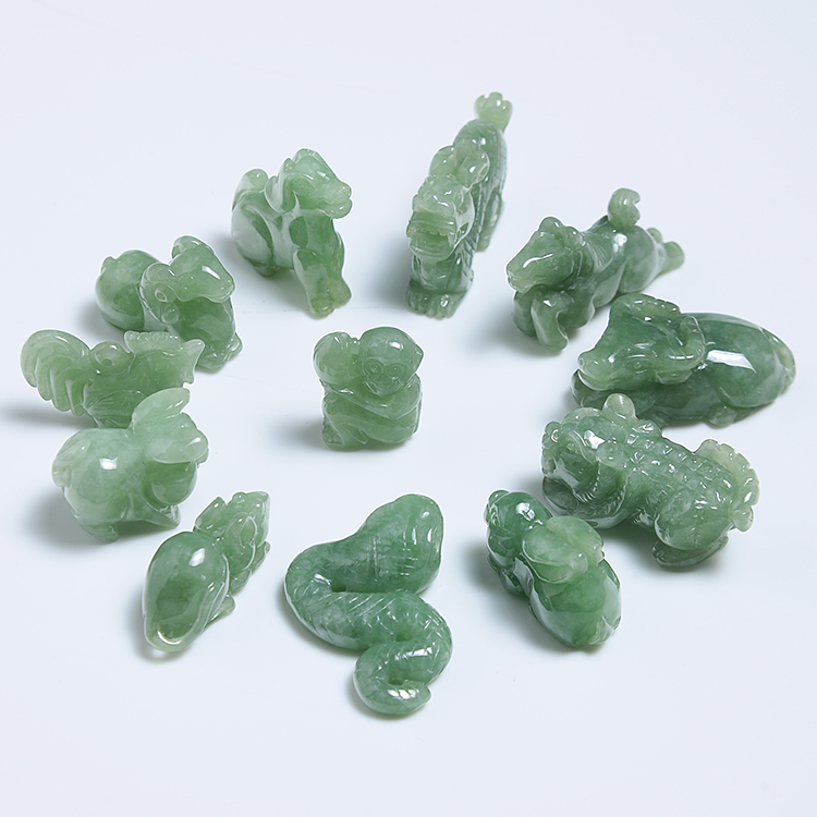 翡翠十二生肖吊坠：绿色六合鼠牛虎兔龙蛇马羊猴鸡狗猪的神秘寓意