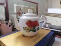 Three-faced red flag Cultural Revolution teapot practical teapot a pity the mouth is along a bit of a little fur lid with a kowtow