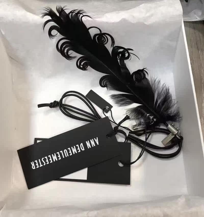 ann dem feather-styled necklace in the shape of a