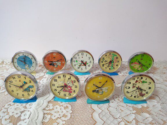 Early Shanghai-produced pigeon alarm clock pure copper movement mechanically wound old-seat clock associated with diamond Polaris five sheep