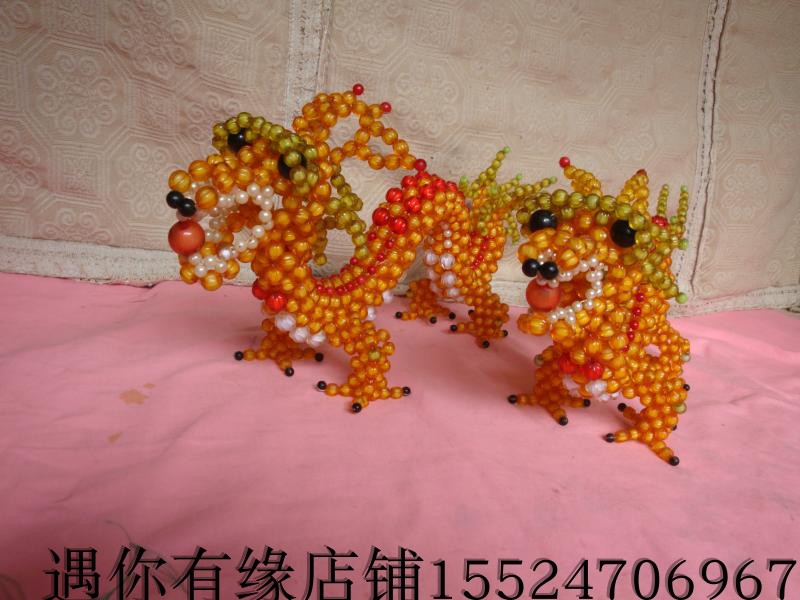 A pair of handmade woven acrylic plastic beads dragon handicraft swing pieces collection nostalgic old second-hand objects
