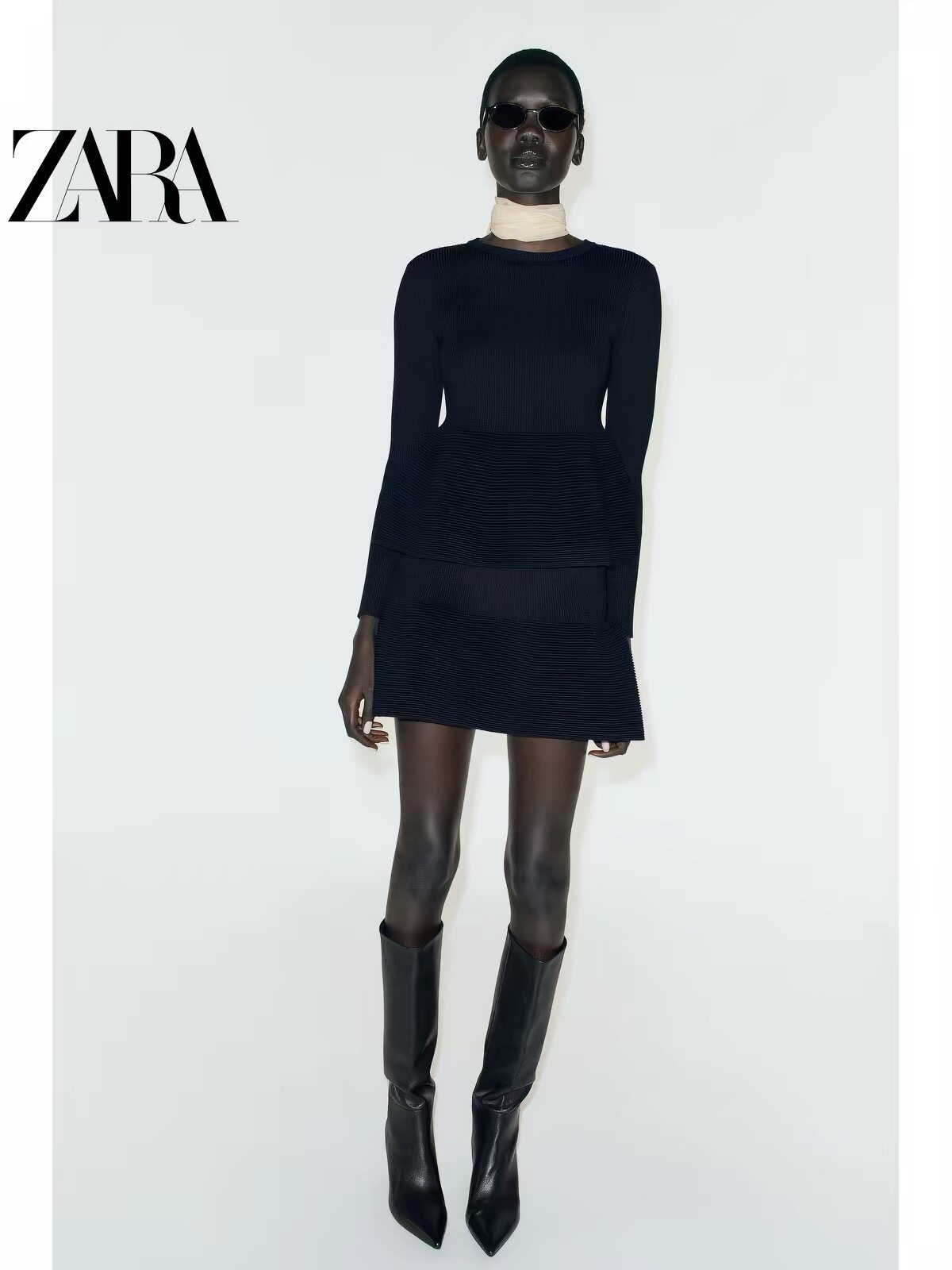 В октябре магазин ZARA на внутреннем рынке приобрел 9598185 женских свитеров с короткой юбкой в девять точек 9598/185