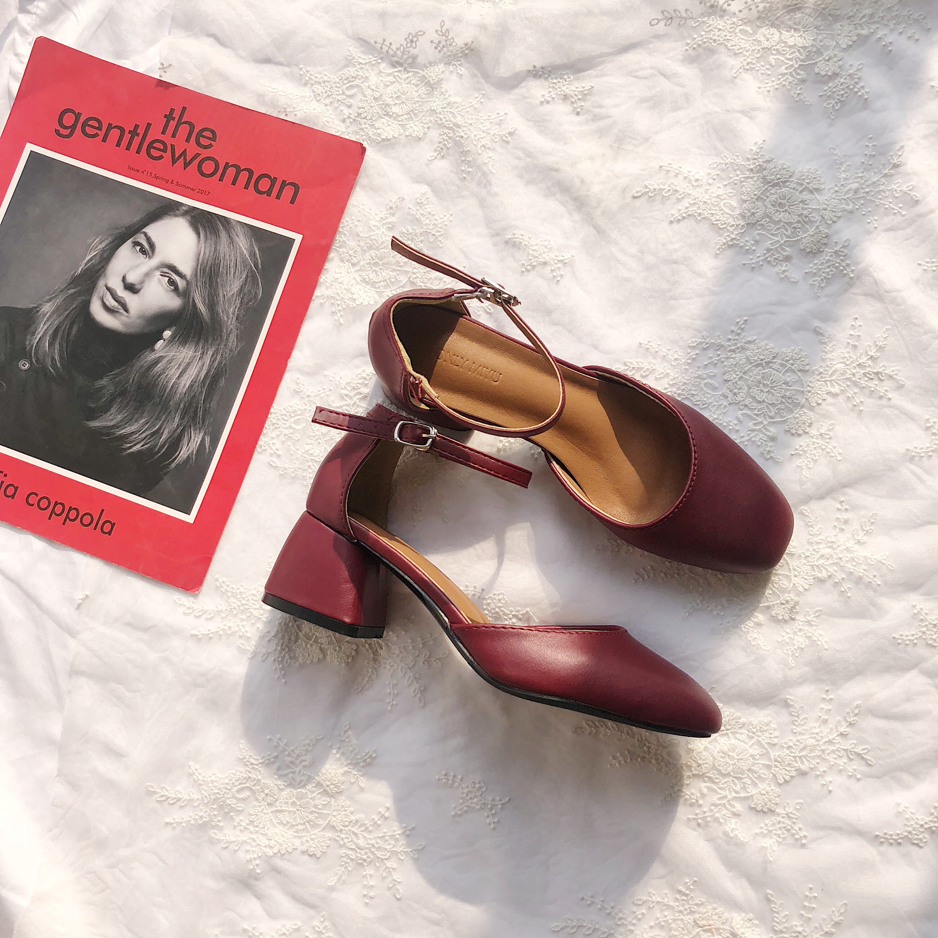 High-heeled shoes women 2022 retro temperament thick medium-heeled gentle evening shoes net red all-match sandals female ins fairy style