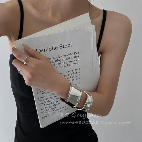 Небольшой дизайнерский брендовый женский браслет, тренд сезона, популярно в интернете, яркий броский стиль