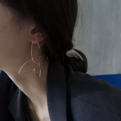 Very simple style butterfly hollow earrings Women's autumn and winter fashion personality ear clip design sense temperament ear needle advanced ear ornaments