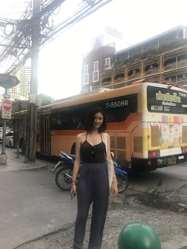 Mùa hè mới nổi tiếng với cùng một đoạn dây treo cổ quai ngang quai đen thoải mái áo vest chạm đáy