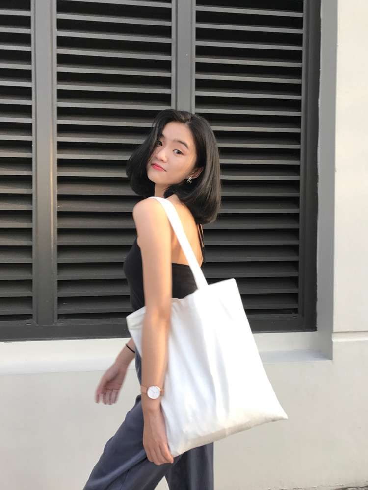 Mùa hè mới nổi tiếng với cùng một đoạn dây treo cổ quai ngang quai đen thoải mái áo vest chạm đáy áo thun nữ